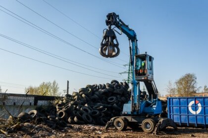 ФОТО. В Чиекуркалнсе вывозят на переработку последнюю гору старых шин