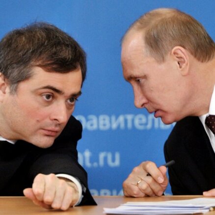 'Krievijas Gēbelss': kas ir propagandas aparāta smadzenes Vladislavs Surkovs