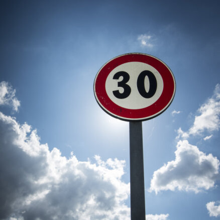 30 km/h ātruma ierobežojums pilsētās Latvijā nākotnē tiks piemērots plašāk