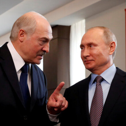 'Bloomberg': Putins domā, ka protesti Lukašenko negāzīs