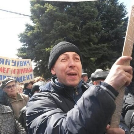 Беспорядки в Донецкой области: митингующие захватили прокуратуру и выбили двери в горсовете