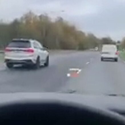 Video: Pa Jūrmalas šoseju divi 'BMW X7' tandēmā traucas ar vairāk nekā 200 km/h