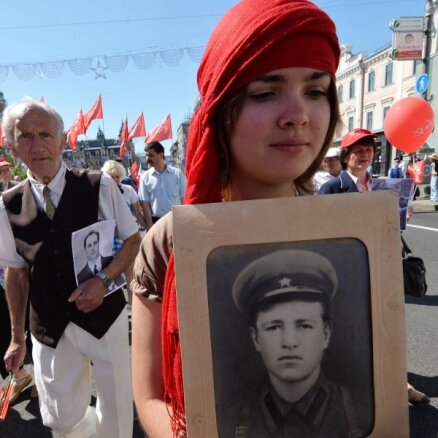 Львов: депутаты помешали женщине развернуть красное знамя