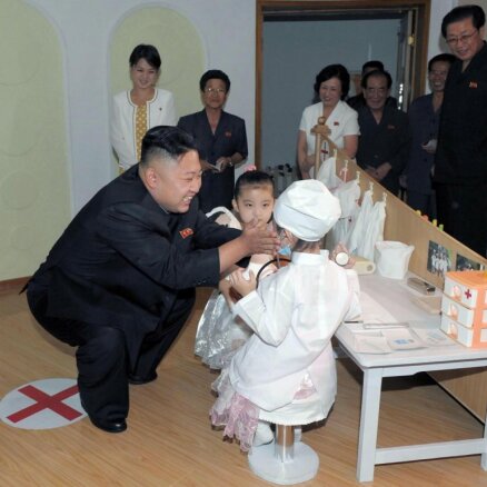 Ким Чен Ын появился на публике c таинственной незнакомкой