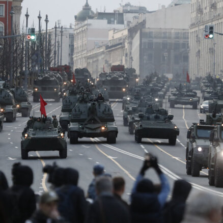Krievijas armija kļuvusi materiāli un konceptuāli vājāka, ziņo Londona