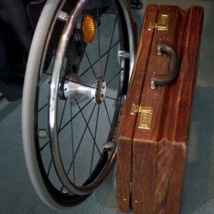 'Ratiņkrēslā pie slimnīcas durvīm un adatām vēnās,' sūdzas slimnieka radinieki; 'Stradiņi' noliedz