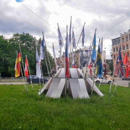 Rīgas dome tomēr nolemj 'pa kluso' nomainīt Krievijas karogu PČ stendos