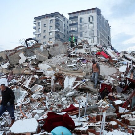 Zemestrīces upuru skaits Turcijā un Sīrijā pārsniedzis 15 000