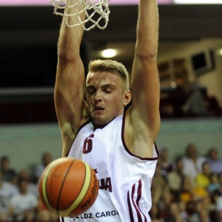 Latvijas vīriešu basketbola izlase pirmspēdējā pārbaudes spēlē smagā cīņā uzvar Somiju