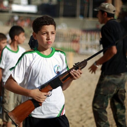 Fotoreportāža: 'Hamas' nometnē bērnus māca kaujas mākslai