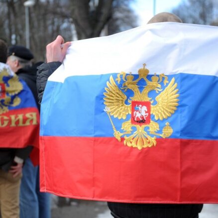 Суд оправдал латвийца, испортившего флаг России на пикете