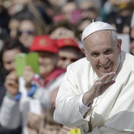 Pāvests Francisks aicina sabiedrību būt iecietīgākiem pret gejiem un lesbietēm