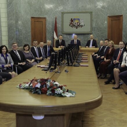 Foto: Jaunās Kariņa valdības ministri sanāk uz pirmo sēdi