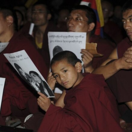 Тибетские монахи напали на полицейских