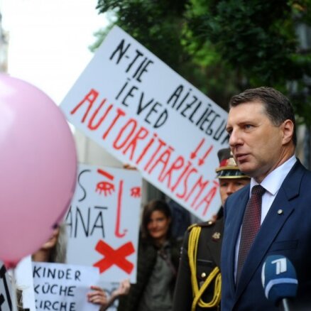 Foto: Aptuveni 100 cilvēki pie Saeimas protestē pret olšūnu ziedošanas ierobežojumiem