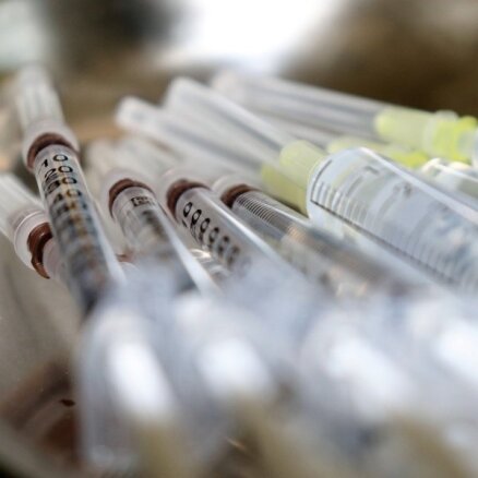 Почти 26% латвийцев получили бустерную вакцину от Covid-19