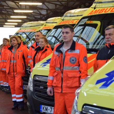 Fot: Rīgas reģiona mediķi saņem jaunus ātrās palīdzības operatīvos transportlīdzekļus