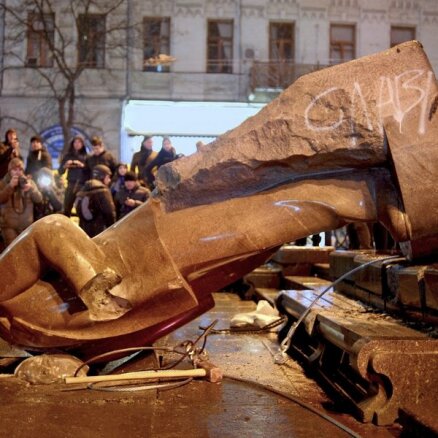 ВИДЕО: в Киеве активисты снесли памятник Ленину