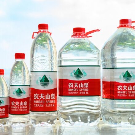 Par Ķīnas turīgāko cilvēku kļuvis pudelēs pildīta ūdens zīmola 'Nongfu' izveidotājs