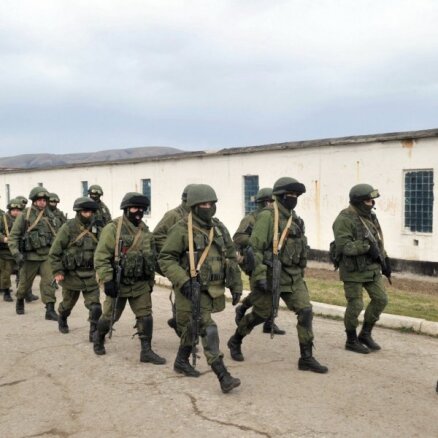В Крыму военные без опознавательных знаков освобождают отдельные объекты