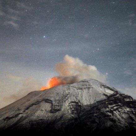 Video: Meksikā NLO ielido vulkāna krāterī