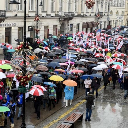 Десятки тысяч поляков вышли на митинг против реформы образования