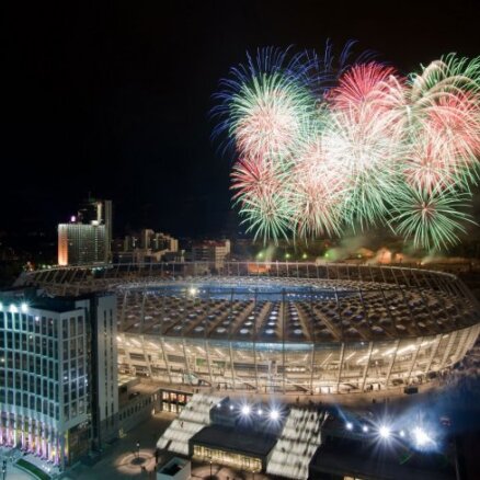 Открытие главной арены ЕВРО-2012: пожар, FEMEN, Шакира и свист на Януковича