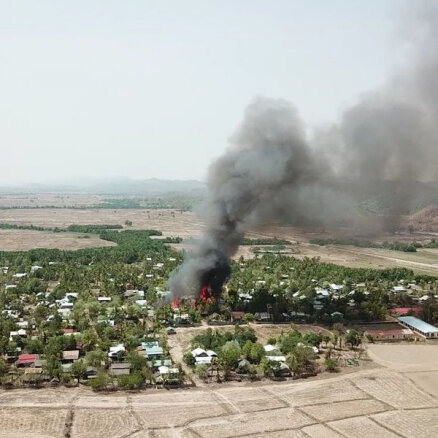 NVO ceļ trauksmi: Mjanmas armija dedzina arī rakīnu ciemus