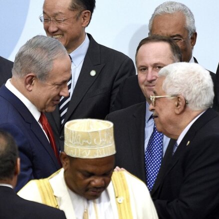 Izraēlas un Palestīnas līderi Parīzē sarokojas pirmo reizi piecu gadu laikā