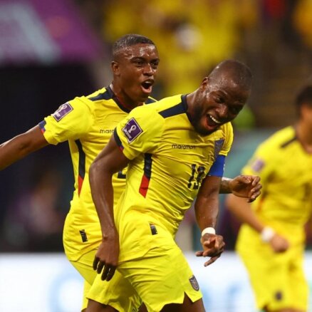 Valensijas divi goli dod Ekvadorai drošu uzvaru PK atklāšanas spēlē