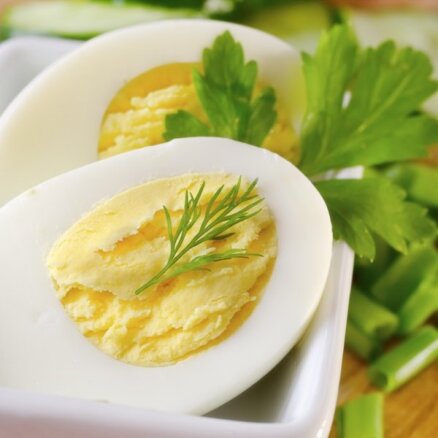 Kā izvārīt olas, lai tās varētu viegli nolobīt?