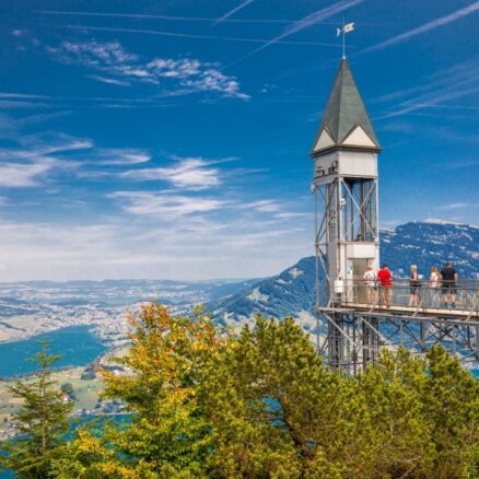 Lifts uz debesīm Šveicē, kas caurdur mākoņus