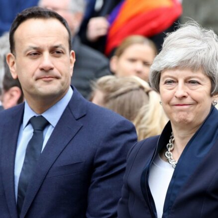 Lielbritānija un Īrija paziņo par Ziemeļīrijas politisko sarunu atsākšanu