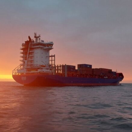 Nav pamata bažām par piesārņojumu no Baltijas jūrā degošā kuģa, saka VVD
