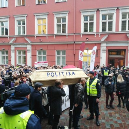 Video: 'Veselības aprūpes bēres' – vairāki tūkstoši protestētāju vienojas akcijā pie Saeimas