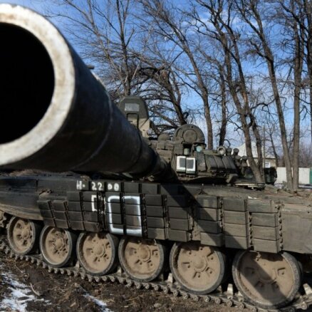 Krievija divos mēnešos Donbasā izvietojusi 200 tanku, 70 raķešu iekārtu 'Grad' un 45 bruņutransportierus