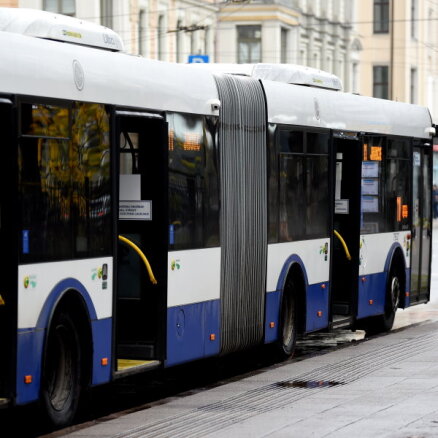 Cīnoties ar 'zaķiem', Rīgā vairākos transportos iekāpt ļaus tikai pa priekšējām durvīm