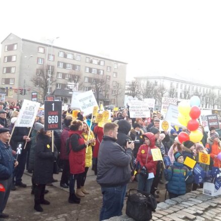 ФОТО, ВИДЕО: В Елгаве сотни детей и родителей вышли на митинг против закрытия 2-й основной школы
