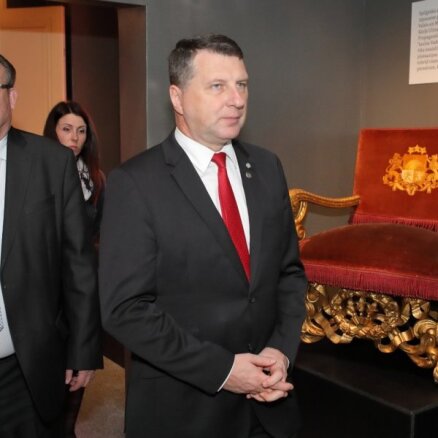Foto: Valsts prezidents atklāj 68 muzeju kopizstādi 'Latvijas gadsimts'