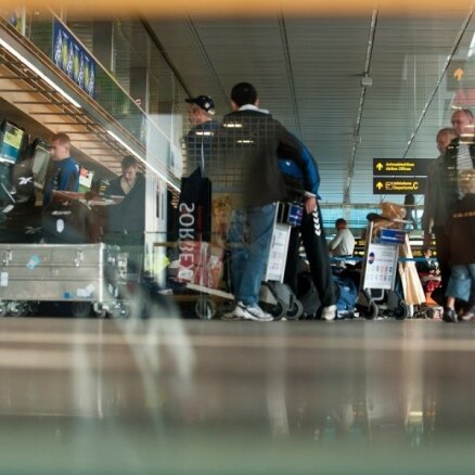 "Помахали ручкой самолету". Из-за очередей в аэропорту 20 пассажиров опоздали на рейс Рига-Киев