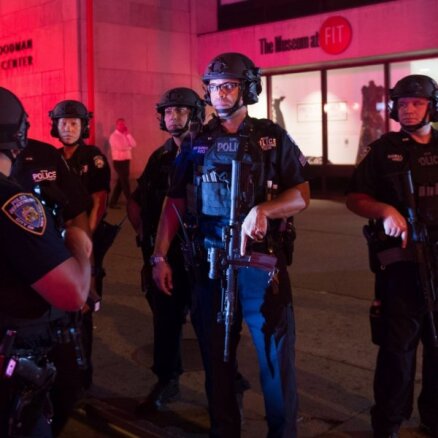ASV nošauts viens, ievainoti trīs policisti