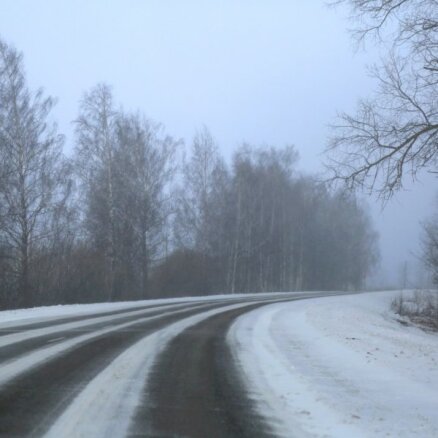 Ceturtdienas rītā daudzviet Latvijā autoceļi sniegoti un apledo