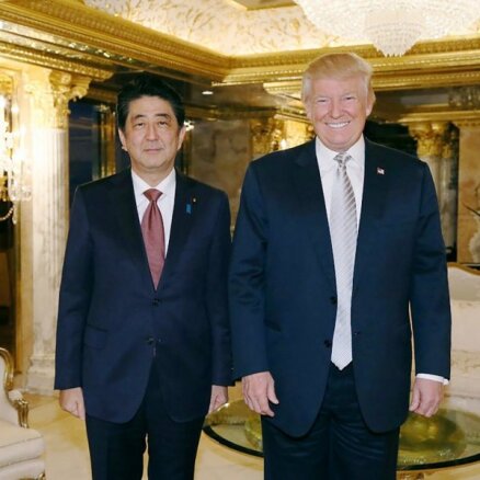 Japānas premjers pēc tikšanās ar Trampu paziņo par uzticēšanos viņam