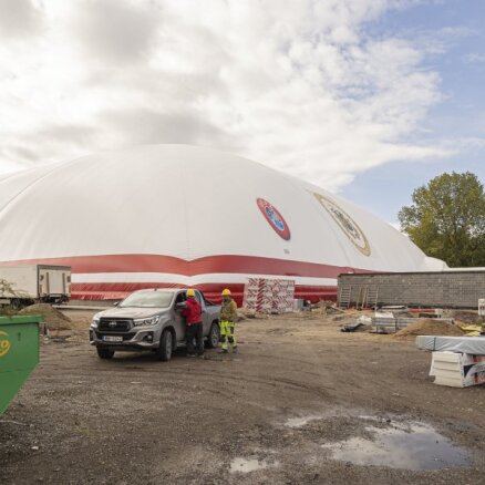 Foto: Noslēgumam tuvojas vērienīgās piepūšamās futbola halles būvniecība Liepājā