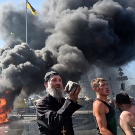 ВИДЕО, ФОТО. На Майдане начались столкновения между активистами и силовиками