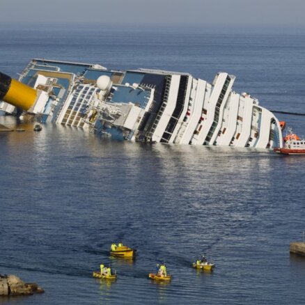 Sāk nogrimušā kuģa 'Costa Concordia' izcelšanas operāciju