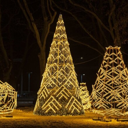ФОТО. Елки, снеговики и Парк света: Юрмала принарядилась к Рождеству и Новому году
