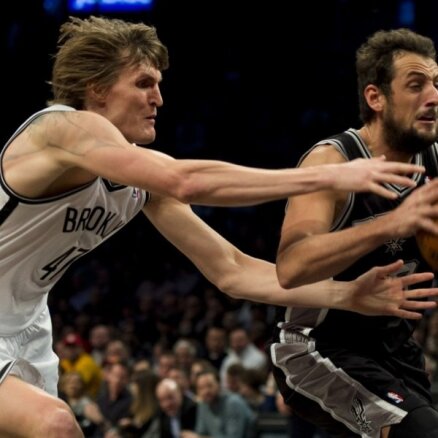 'Nets' un 'Spurs' vienības uzvar septītajās spēlēs un iekļūst konferenču pusfinālos