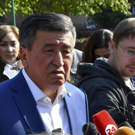 Kirgizstānas prezidenta vēlēšanās uzvarējis ekspremjers Soronbajs Džeenbekovs