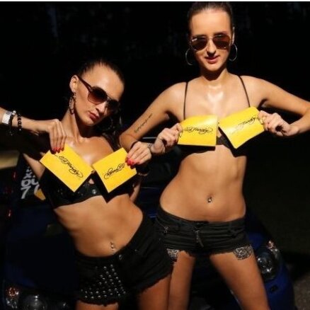 Meitenes blēņojas Rīgas dragreisa auto šovā